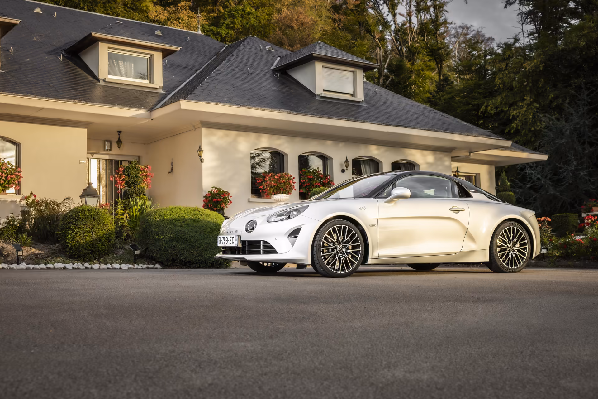 Alpine A110 GT Jean Rédelé, vue de profil devant une maison